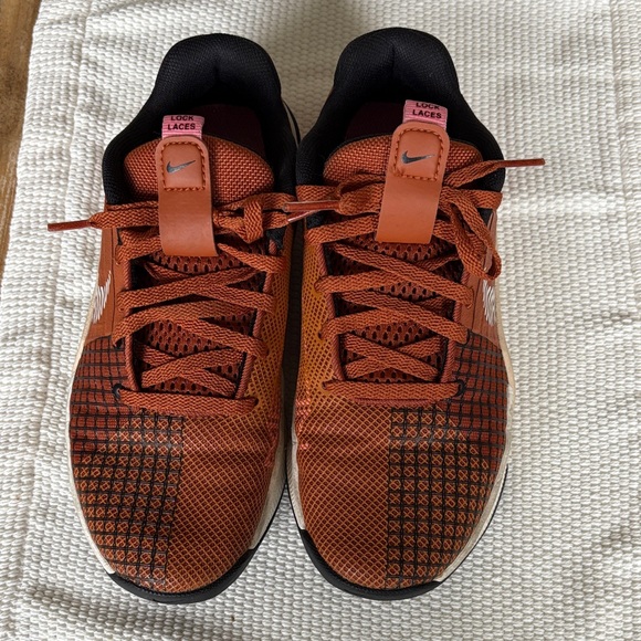 Nike Brown and Black Athletic Shoes with Modern Design - Picture 1 of 3